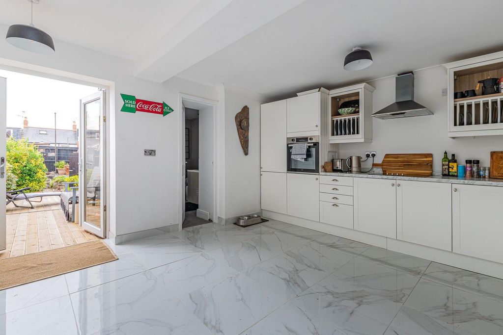 Property photo 3 of 18 Kitchen