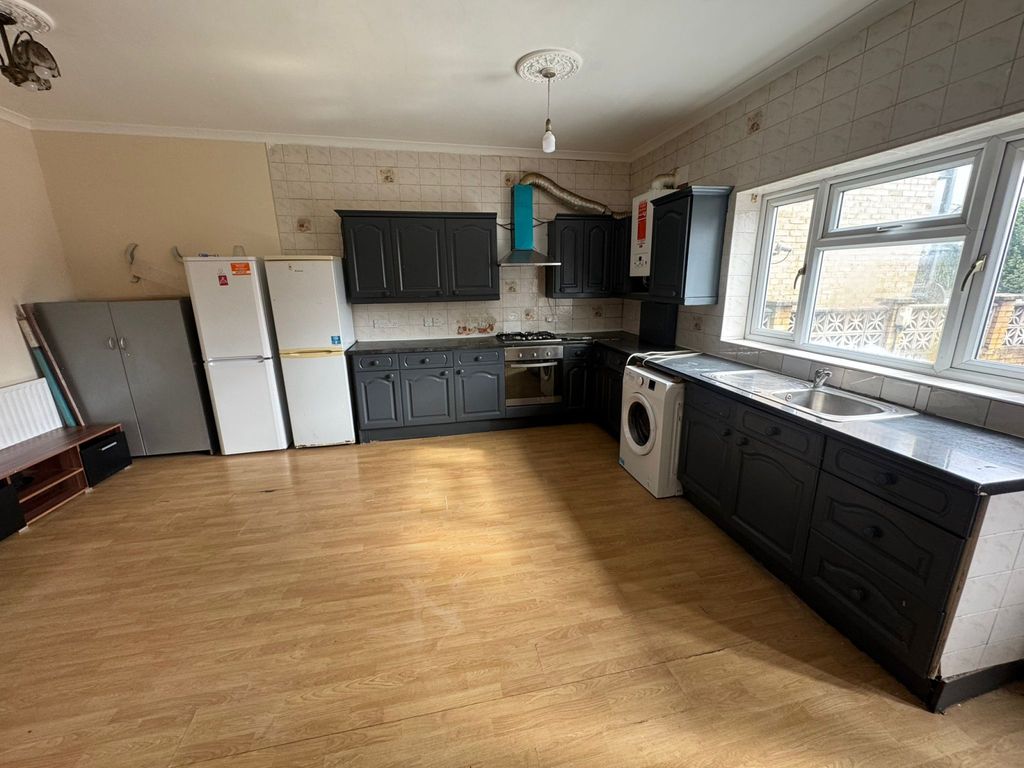 Property photo 1 of 6 4 Bed Flat To Rent On King Street, Ub2