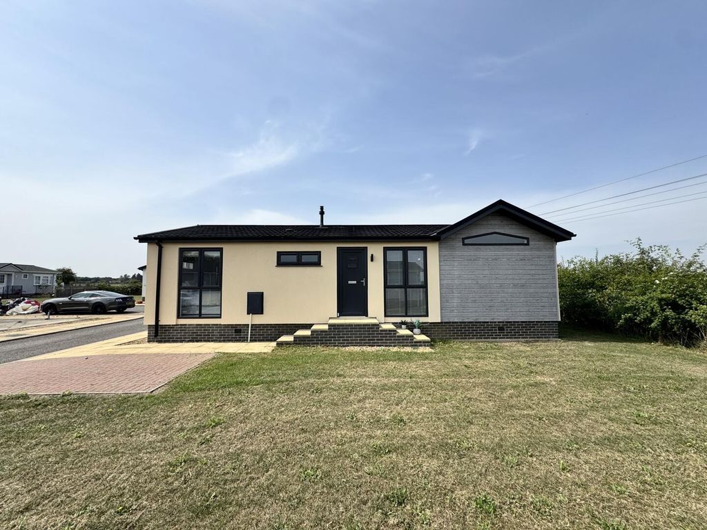 Property photo 1 of 18 Front (Exterior)