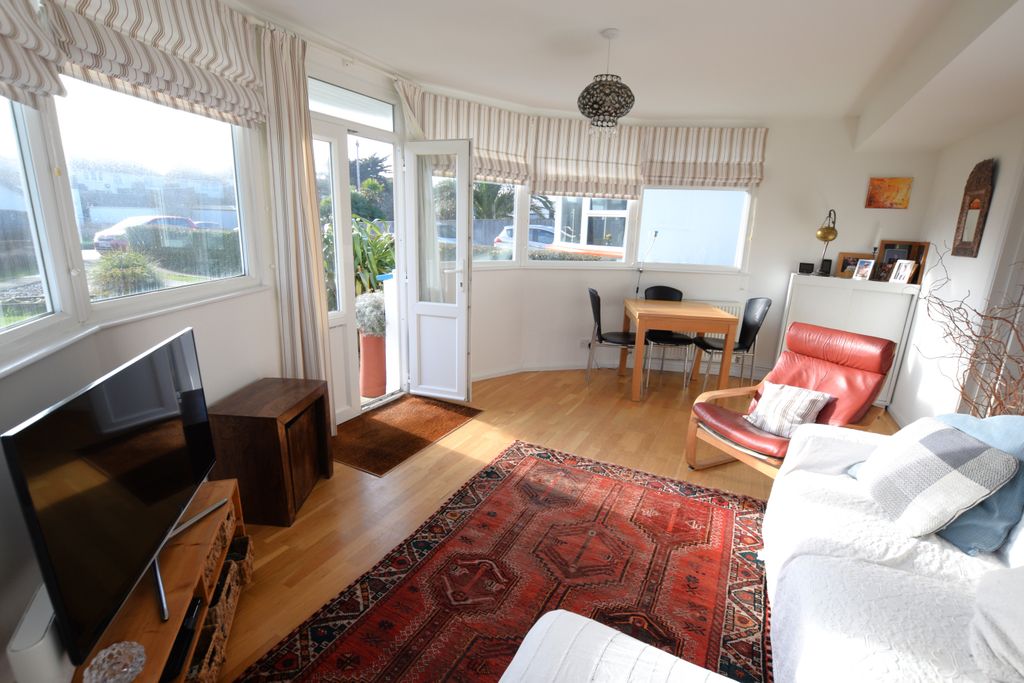 Property photo 3 of 11 Living Area (2)