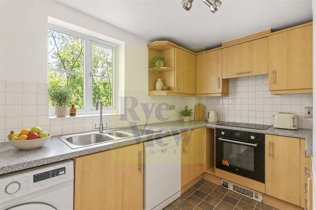 Property photo 2 of 7 Peatey Court, Princes Gate, Hp13 7Ay (L)-3 (1).Jpg