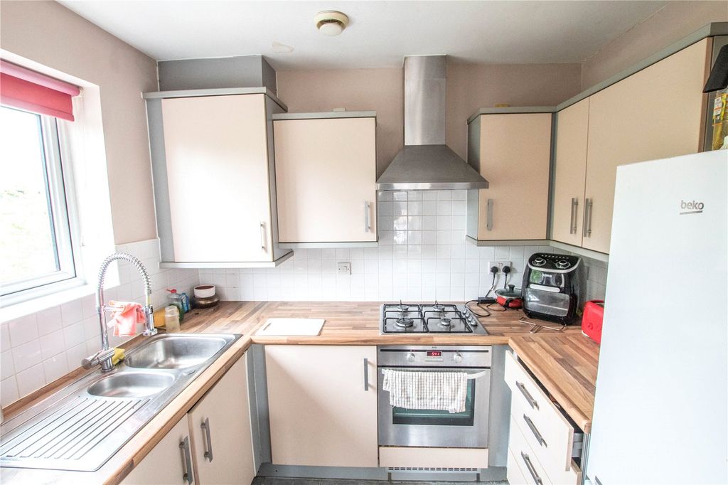 Property photo 2 of 6 Kitchen