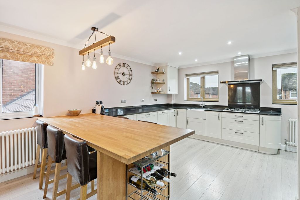 Property photo 2 of 27