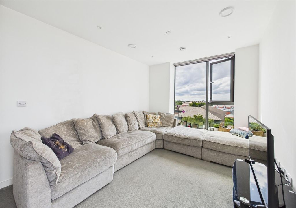 Property photo 2 of 17 Cam01231G0-Pr0109-Still001.Jpg