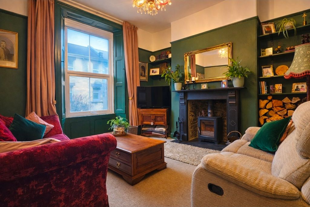 Property photo 2 of 18 Lounge