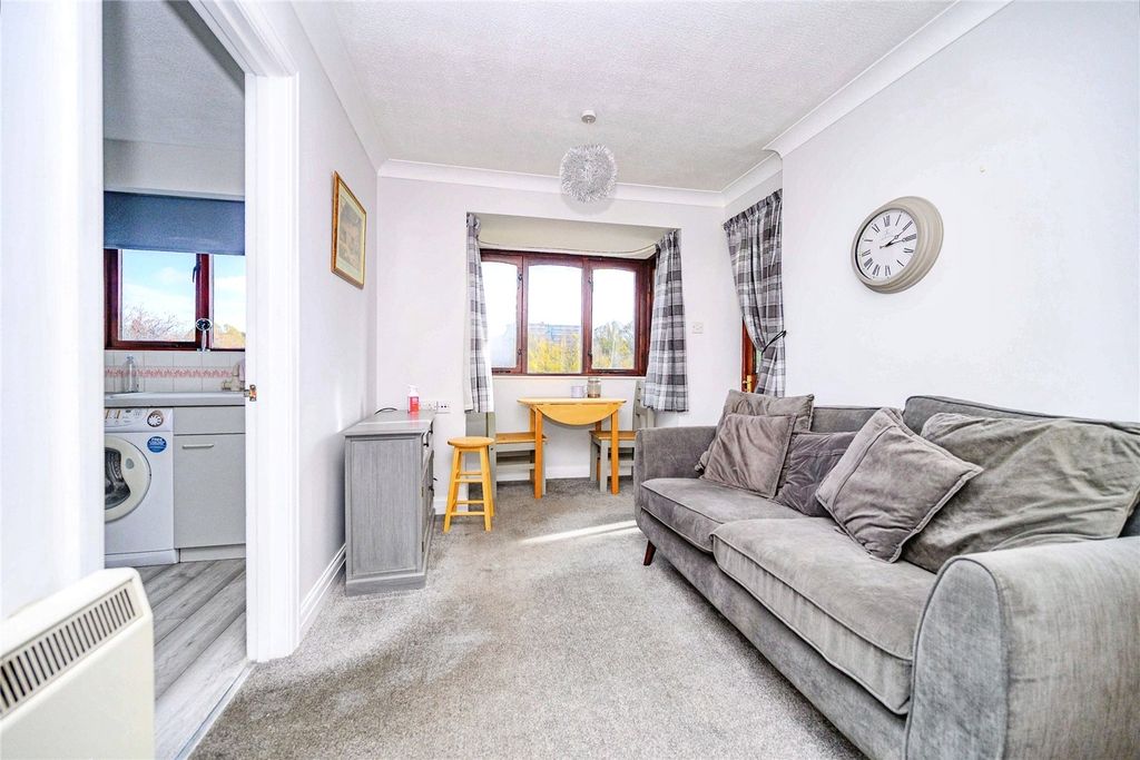 Property photo 1 of 10 Lounge