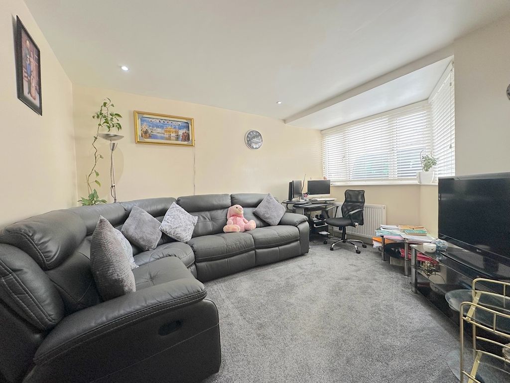 Property photo 2 of 21