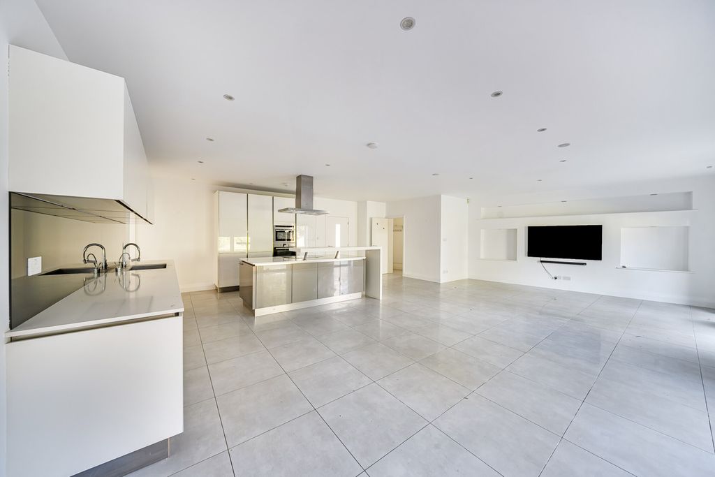 Property photo 2 of 21 1358198-16-68d122...