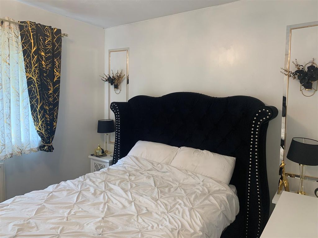 Property photo 2 of 9 Bed 1.Jpg