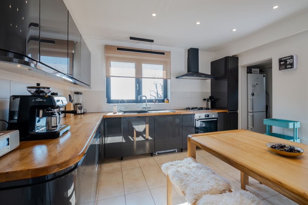 Property photo 2 of 30 8-Spurgeon-Avenue-28