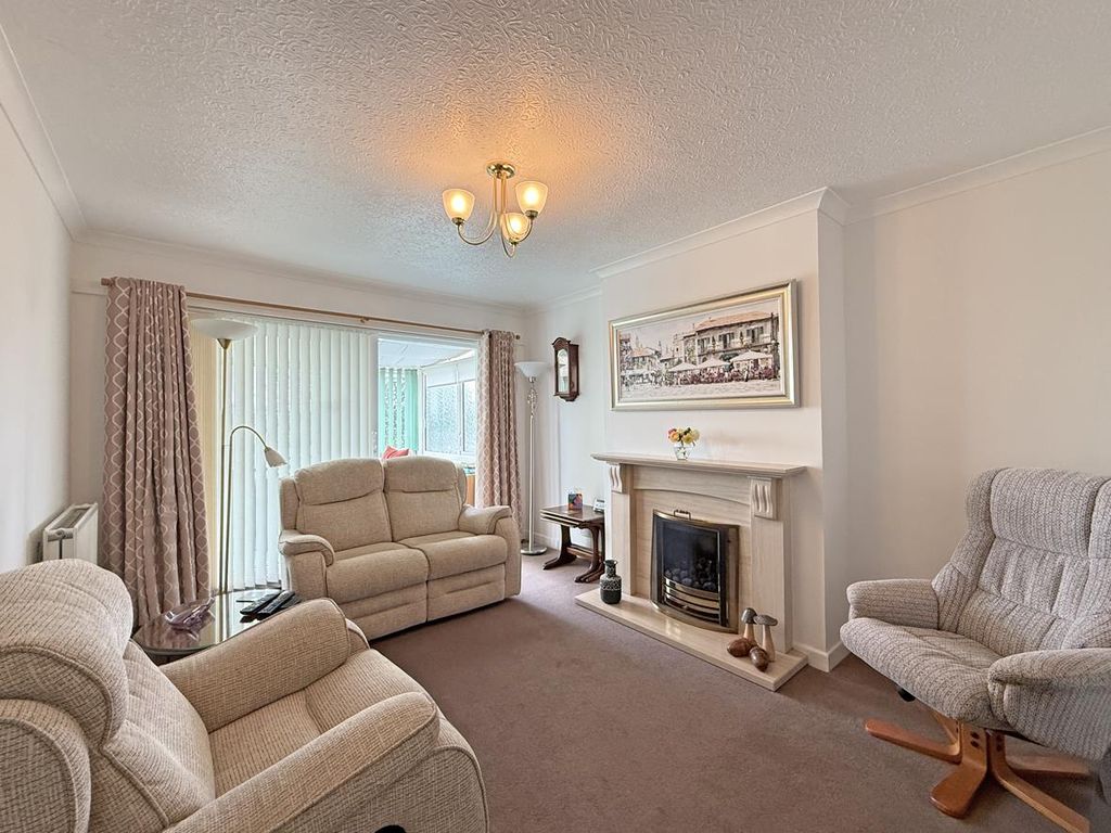 Property photo 2 of 17 Shirburn Road 40 - Living Room.Jpg