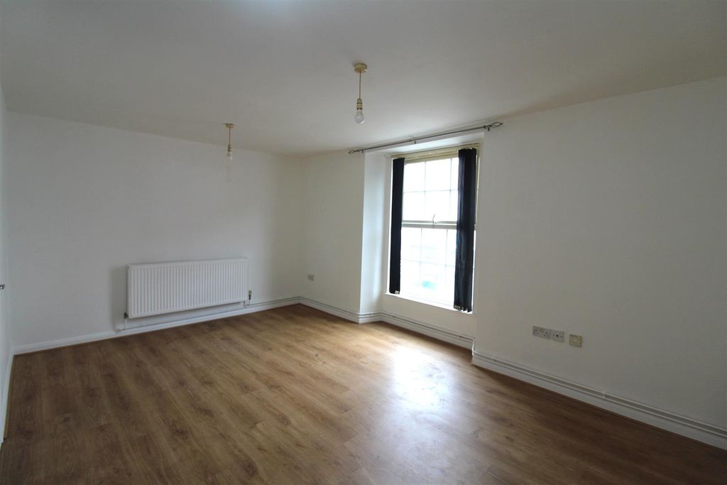Property photo 3 of 9 9c Silver Street - Living Dining 1.Jpg