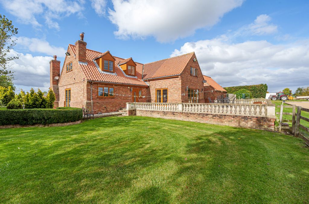 Property photo 2 of 33