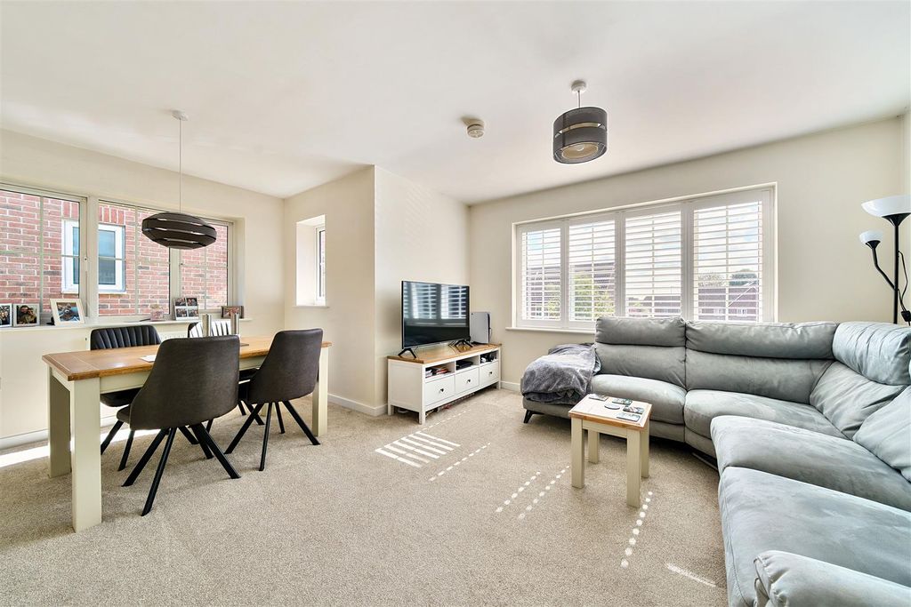 Property photo 3 of 8 St Mawes Close - Lounge Diner 3.Jpg