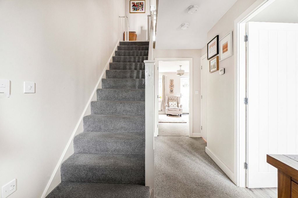 Property photo 2 of 19 Entrance Hall