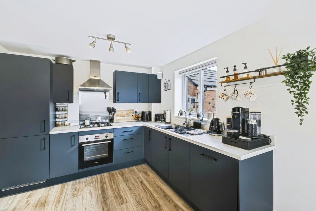 Property photo 3 of 19 Kitchen