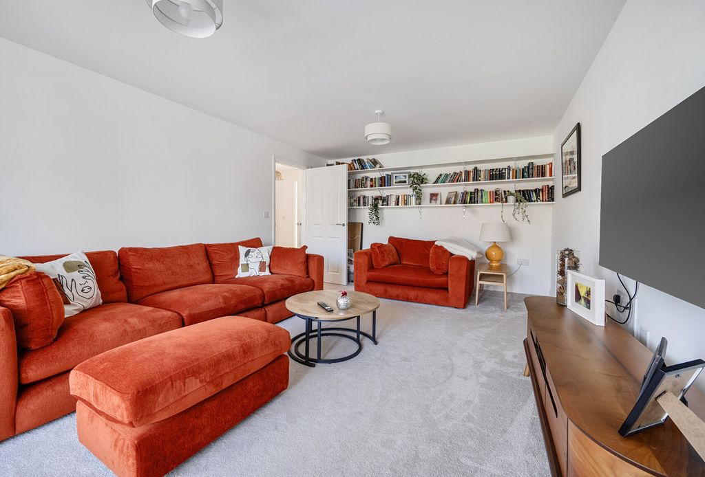 Property photo 3 of 23 Lounge