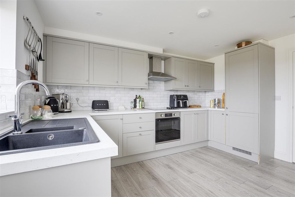 Property photo 2 of 27 9808.Jpg