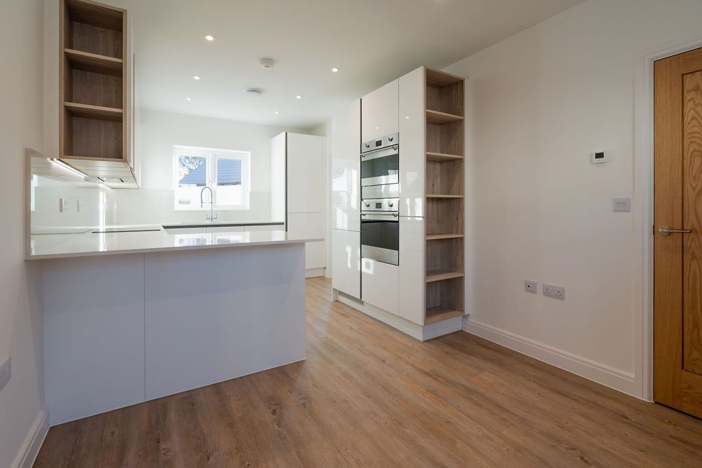 Property photo 3 of 11 Kitchen
