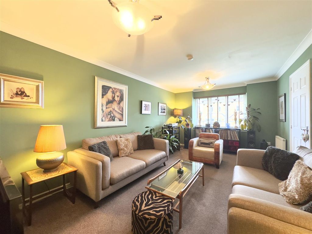 Property photo 2 of 32 Lounge