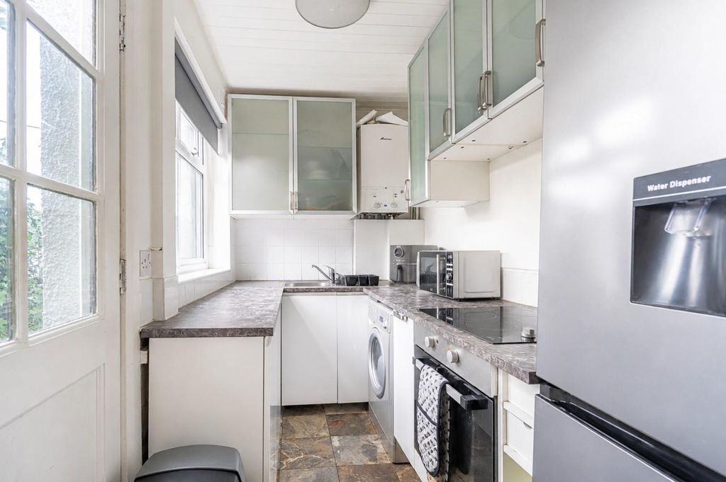 Property photo 3 of 9 Kitchen