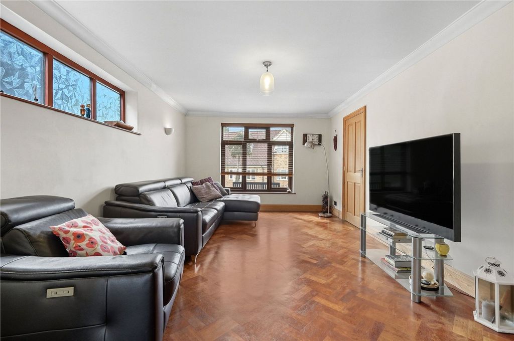 Property photo 3 of 18 Lounge