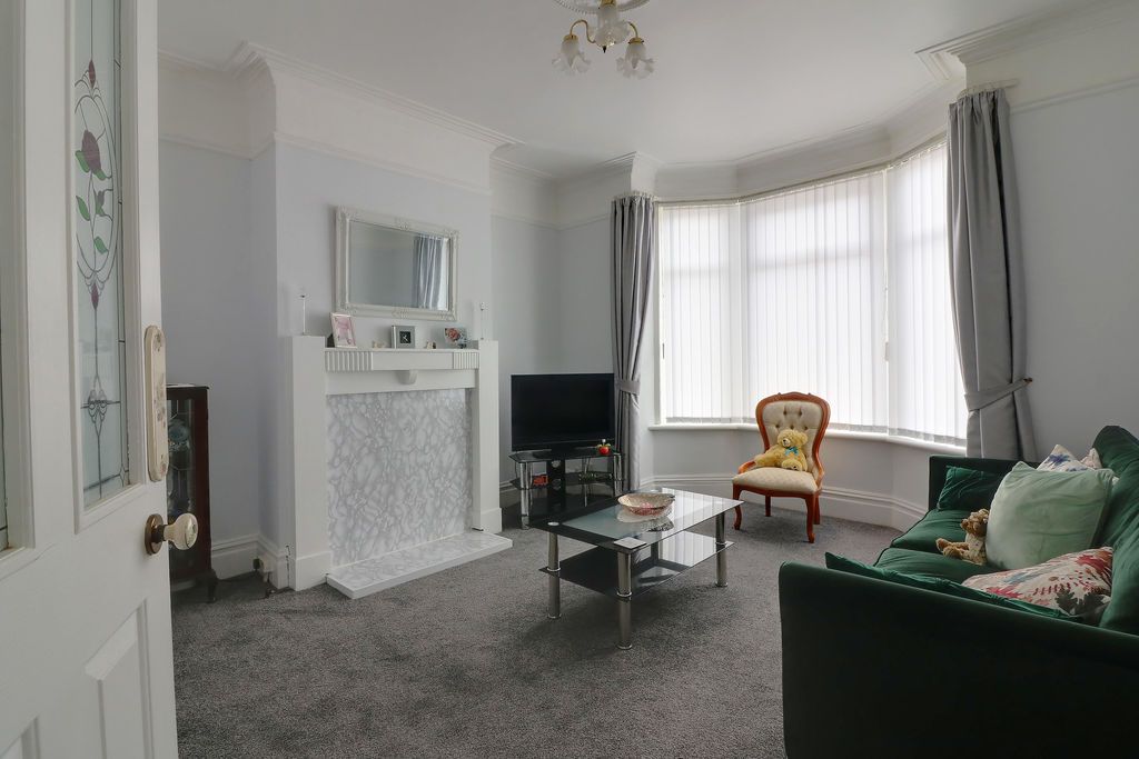Property photo 3 of 16 Lounge/Bedroom 3