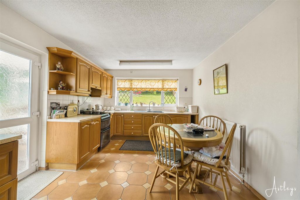 Property photo 3 of 19 Kitchen