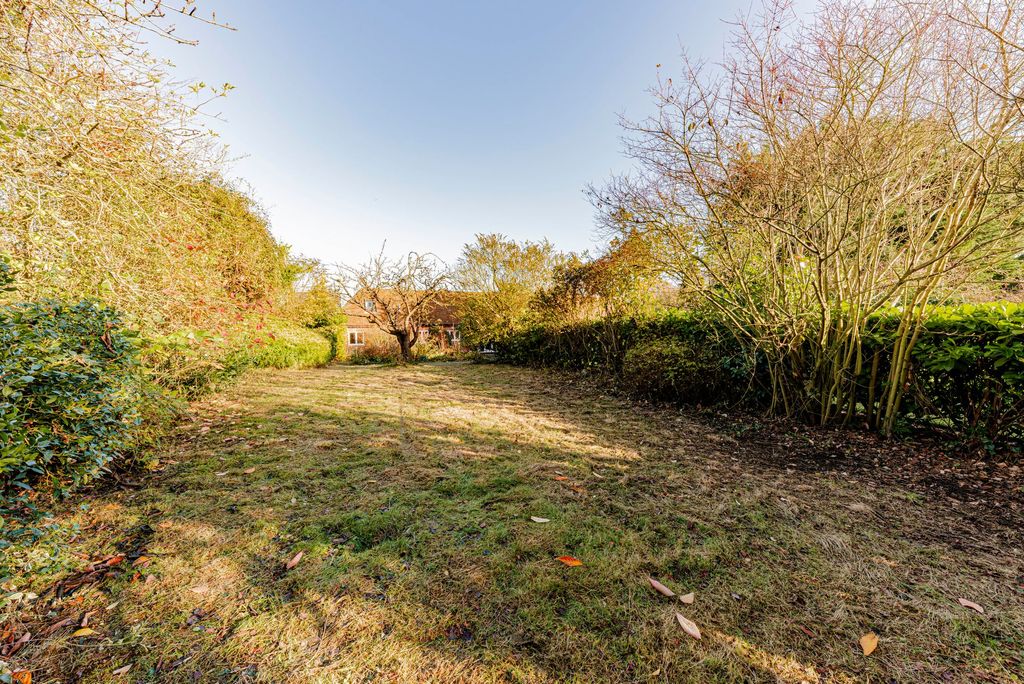 Property photo 3 of 32 Garden (1)