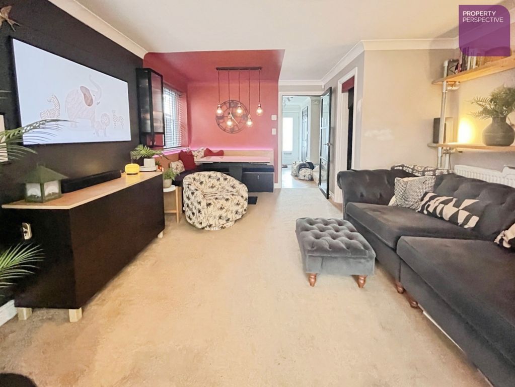 Property photo 3 of 16 Lounge