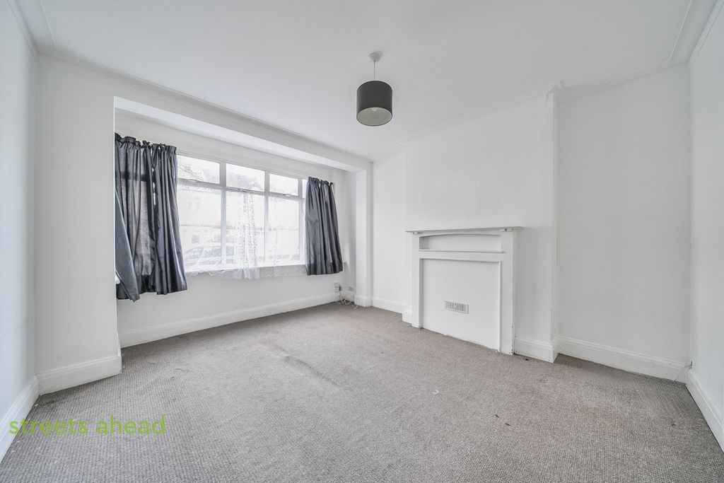 Property photo 2 of 12 E7d03E2c-6660-44c...