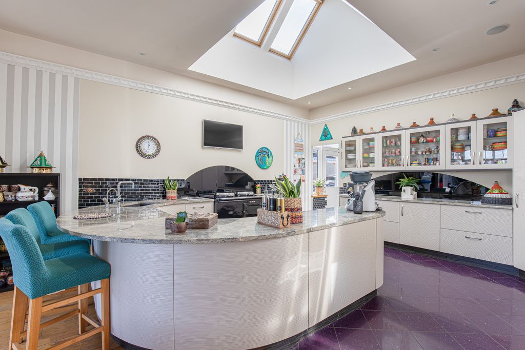 Property photo 1 of 41