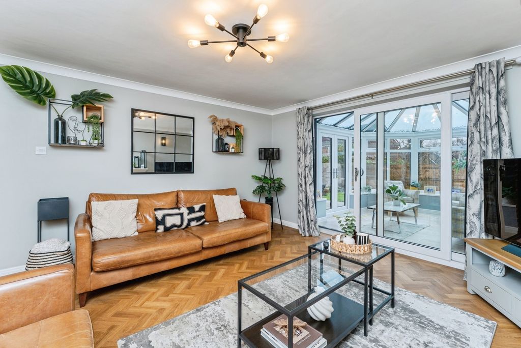 Property photo 3 of 23 Lounge