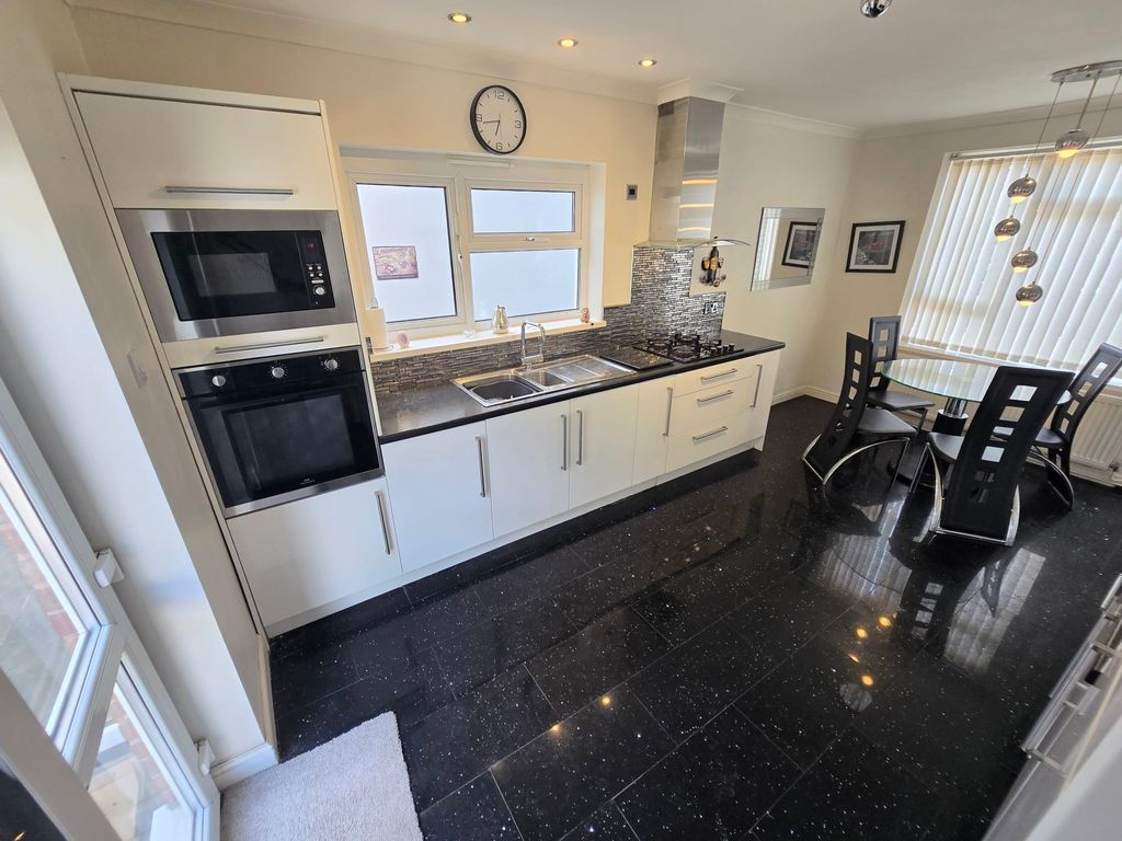 Property photo 3 of 17 Kitchen Diner A
