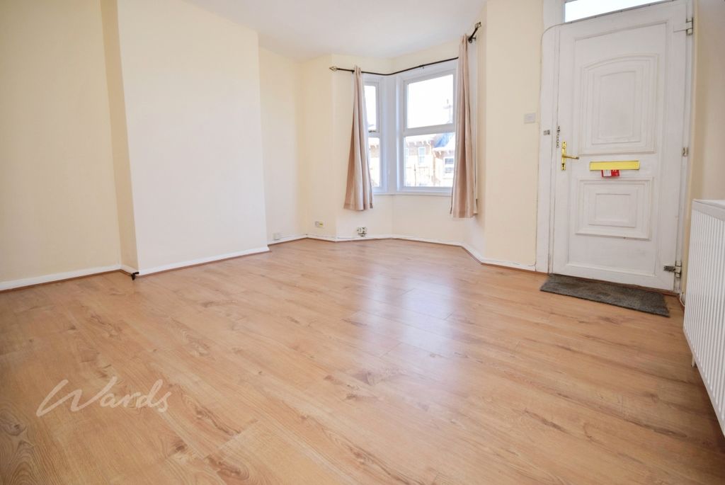 Property photo 3 of 8 Magpie Lounge