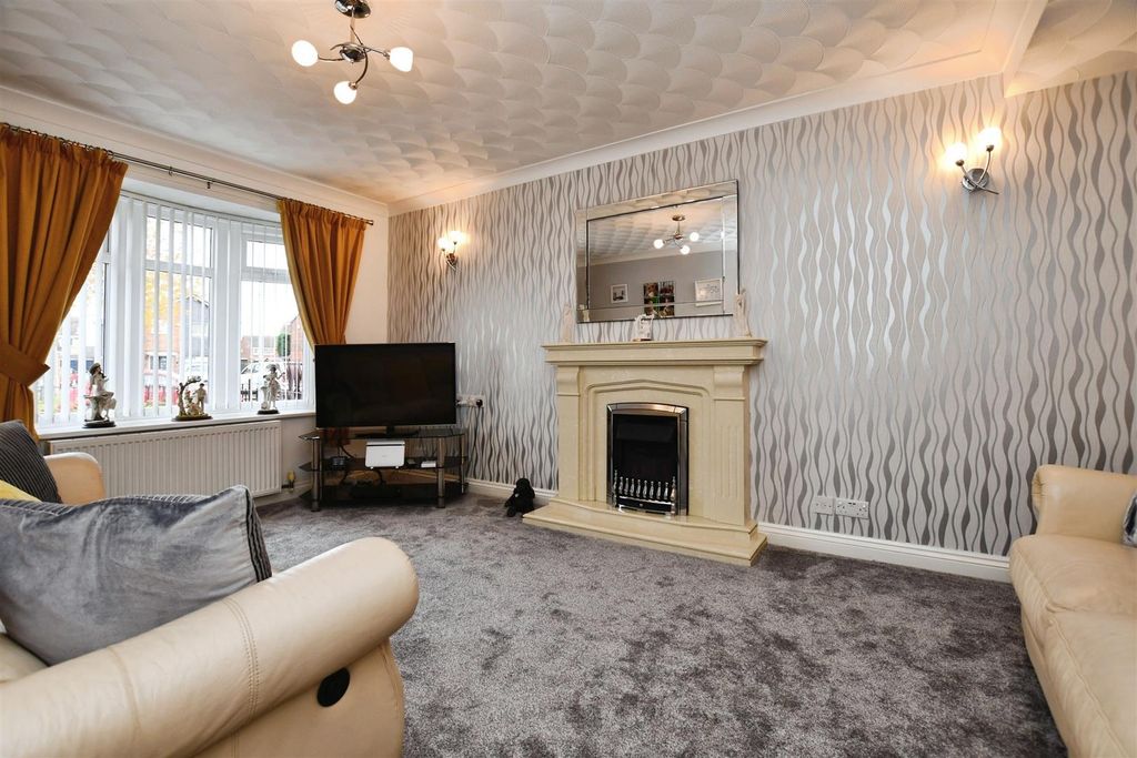 Property photo 3 of 13 Lounge