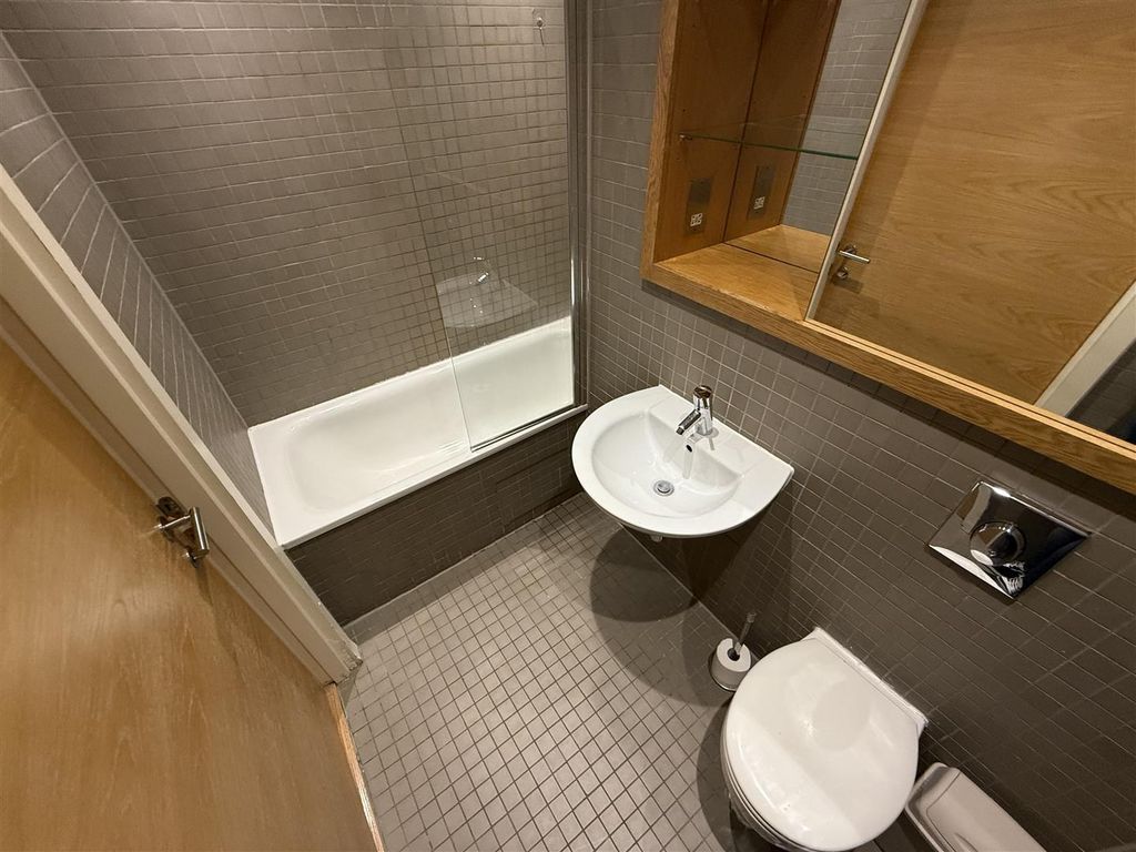 Property photo 2 of 7 Bathroom
