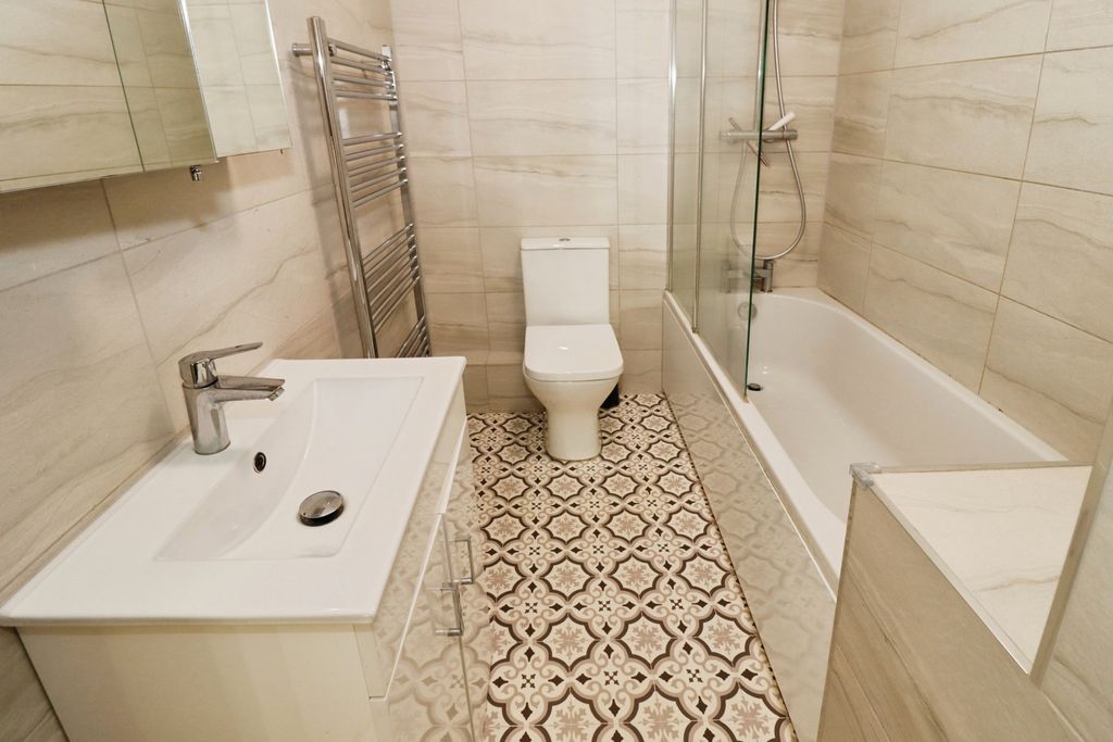 Property photo 3 of 23 Bathroom