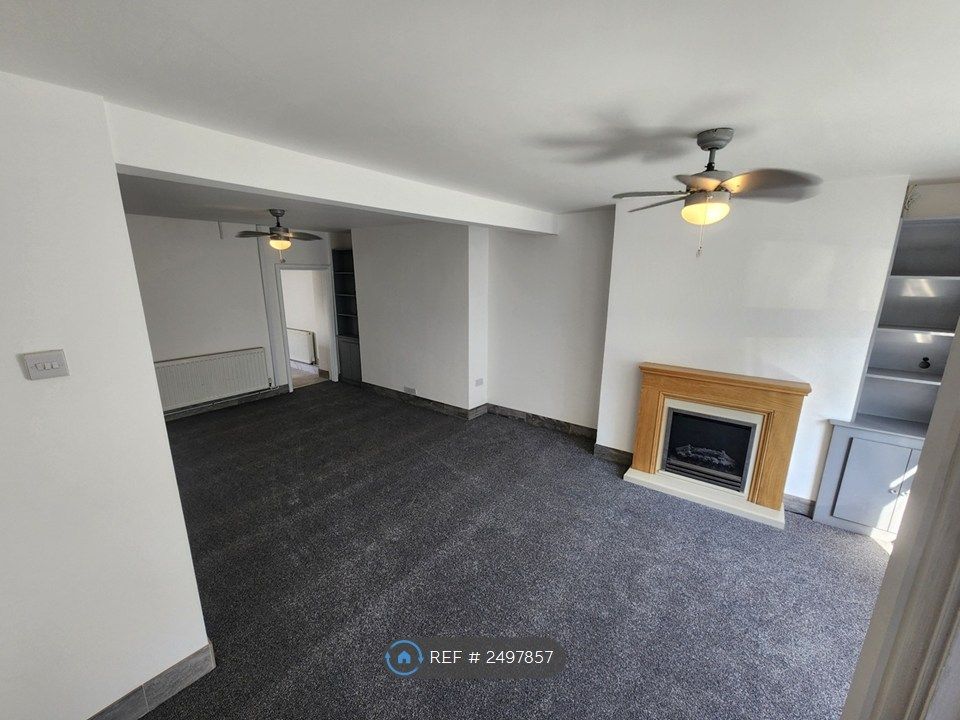 Property photo 3 of 17 Living Room