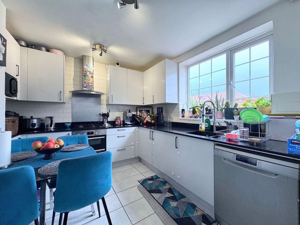 Property photo 3 of 18 Kitchen/Dining Area