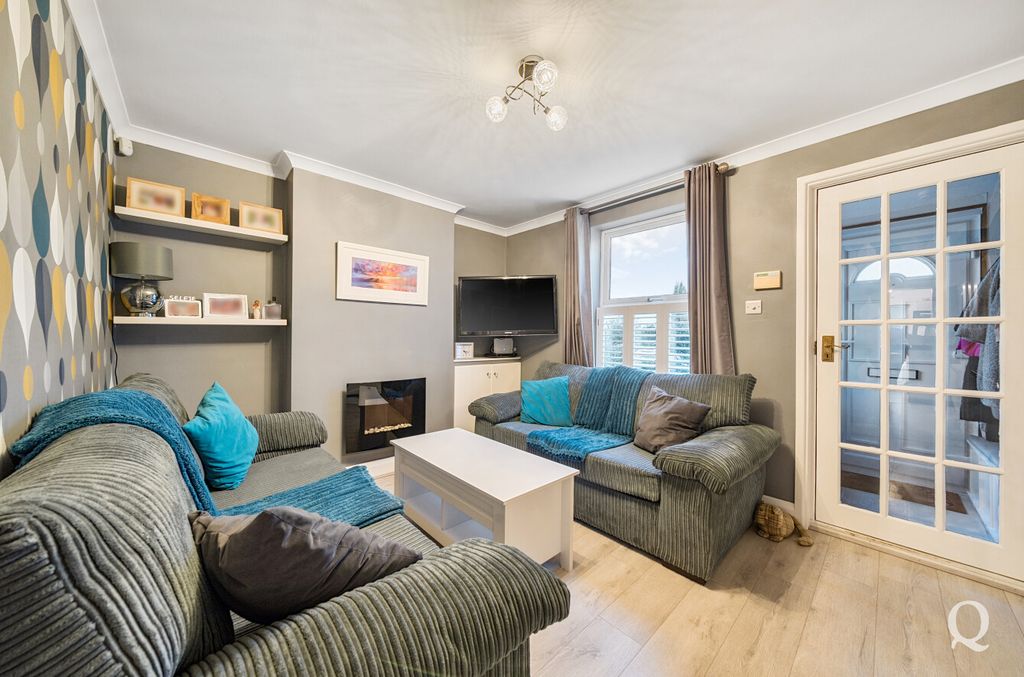 Property photo 3 of 15 d4c5F636-30Ef-428...