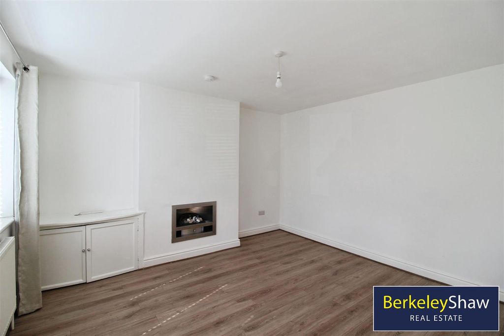 Property photo 3 of 16 Lounge