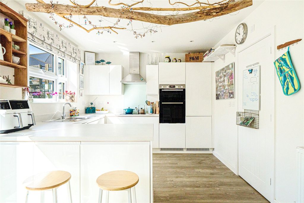 Property photo 3 of 12 Kitchen