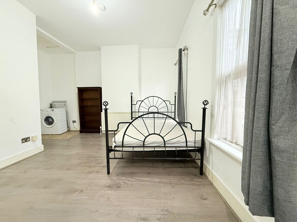 Property photo 3 of 6 Gallery