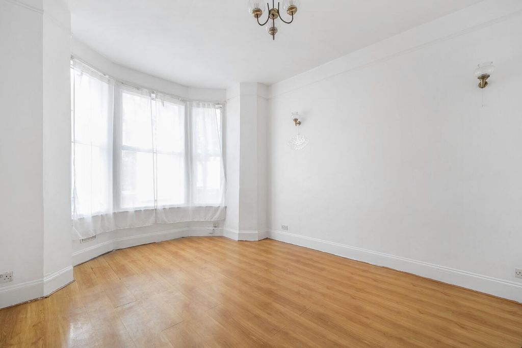 Property photo 3 of 16 Picture 3