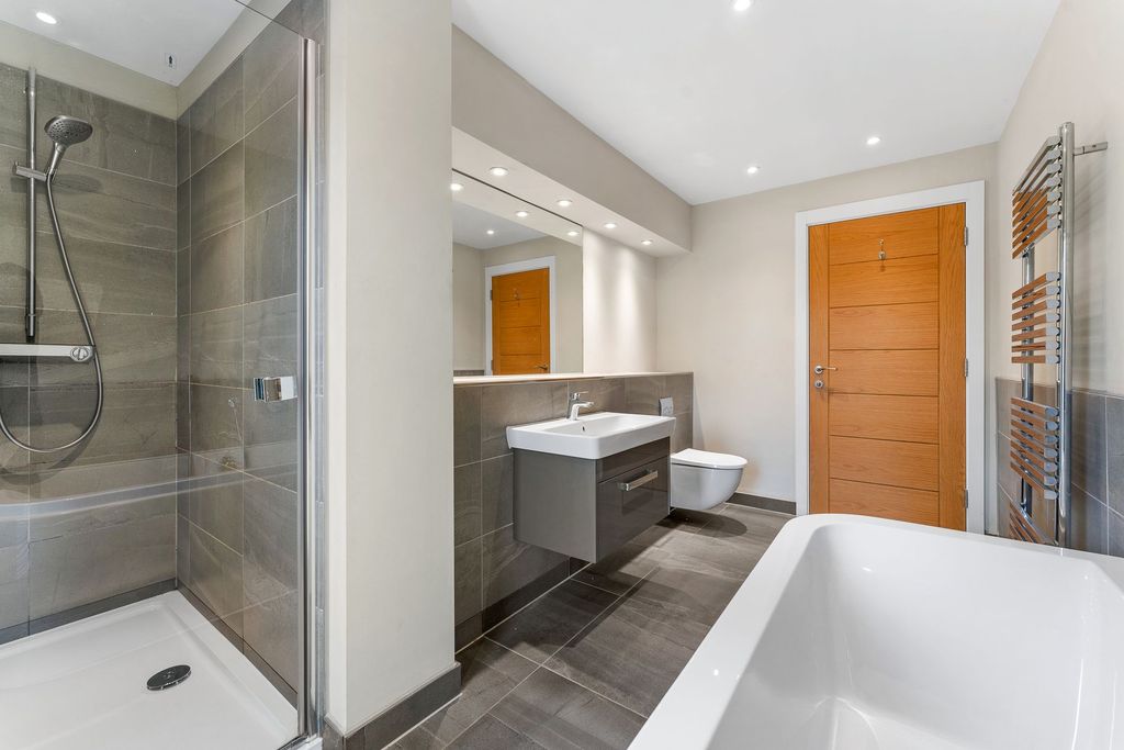 Property photo 2 of 28 Bathroom