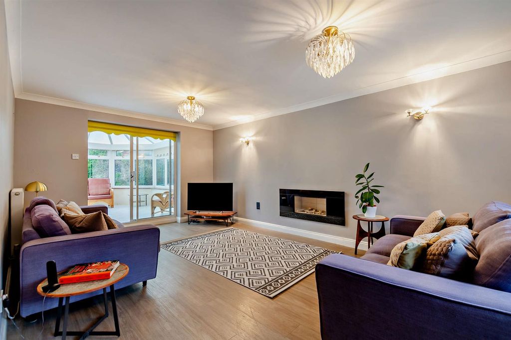 Property photo 2 of 18 Sitting Room