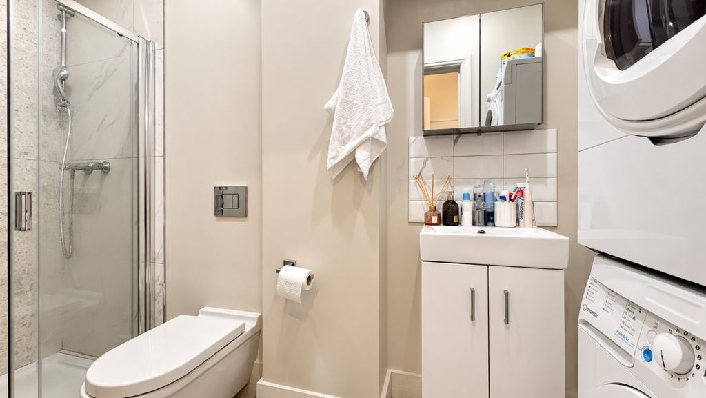 Property photo 3 of 18 Bathroom