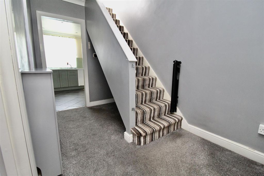 Property photo 2 of 18 Entrance Hallway