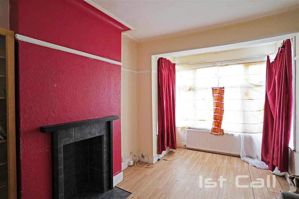 Property photo 2 of 8 Lounge